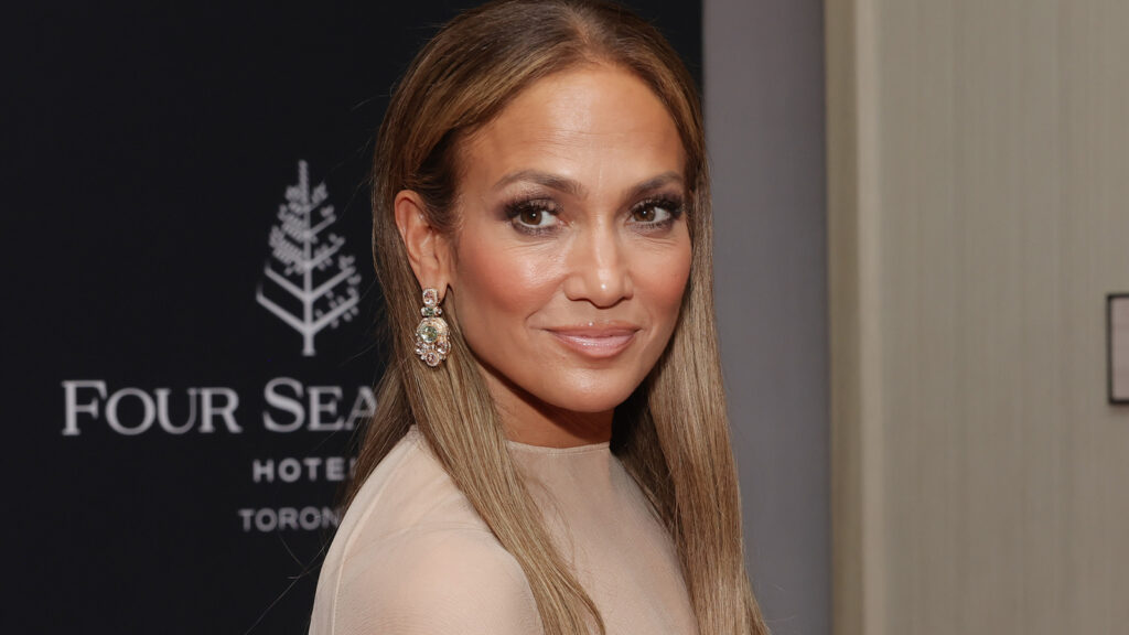 Jennifer Lopez est presque méconnaissable avec ses cheveux naturels