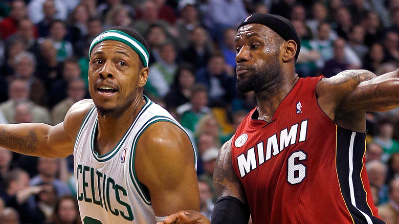 Paul Pierce et LeBron James jouent au basket