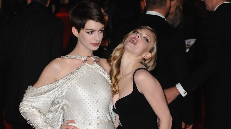 Amanda Seyfried et Anne Hathaway posant