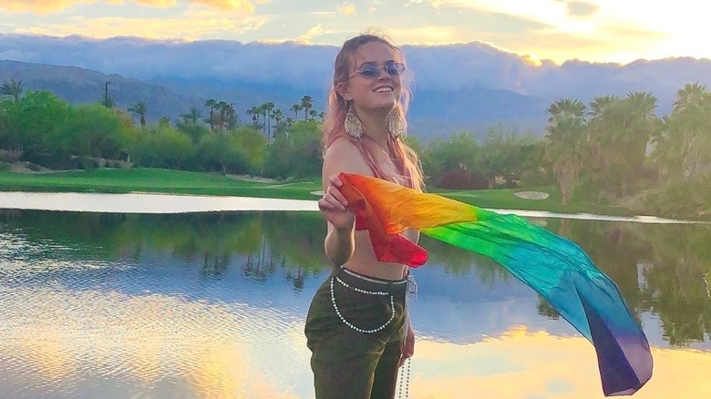 Ava Phillippe tient un drapeau arc-en-ciel