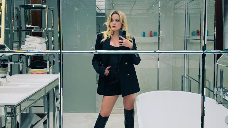 Ava Phillippe pose devant un miroir