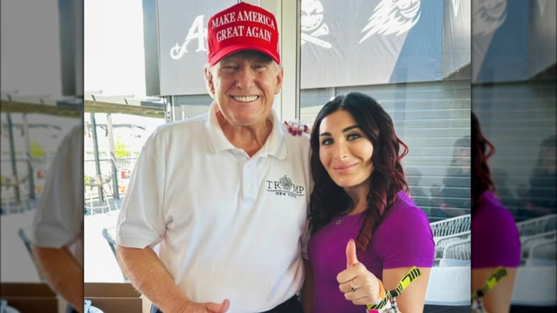 Laura Loomer posant Donald Trump