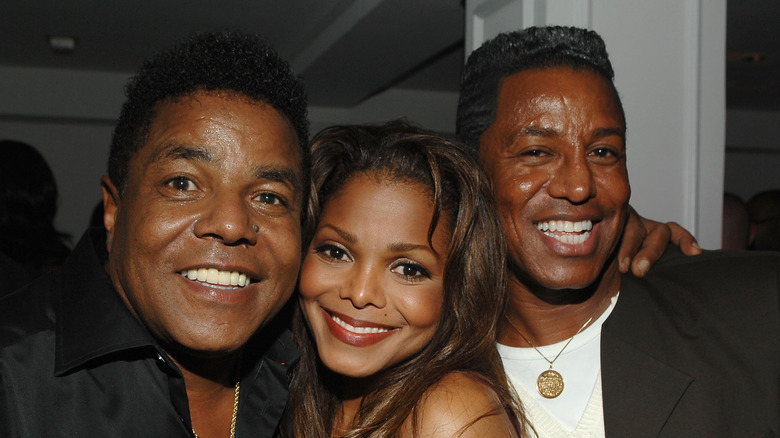 Janet Jackson pose avec ses frères Tito (à gauche) et Jermaine (à droite)