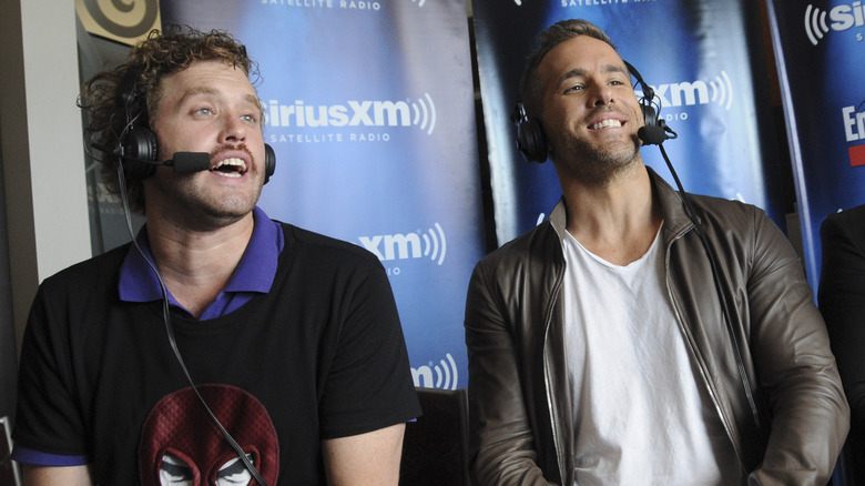 TJ Miller et Ryan Reynolds portant des casques