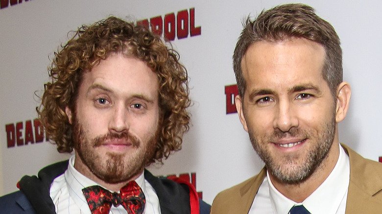 TJ Miller, Ryan Reynolds souriants