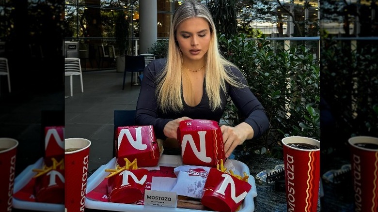  Luana Alonso mangeant du fast-food