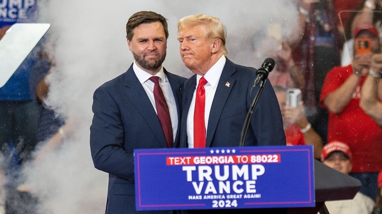 JD Vance et Donald Trump se serrent la main lors d'un événement de campagne