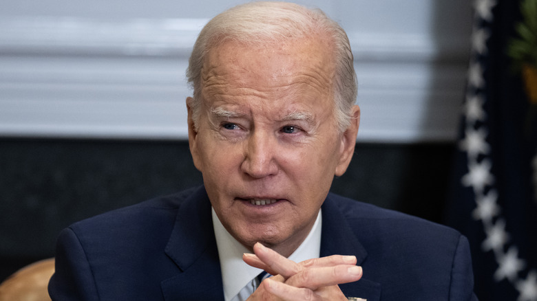 Joe Biden les doigts entrelacés devant lui