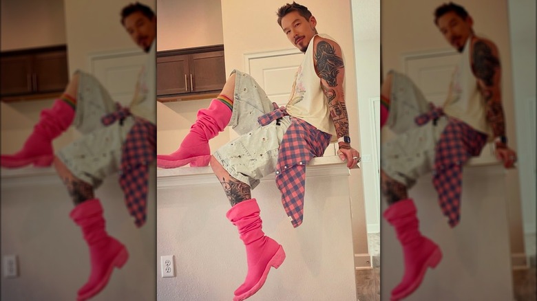 David Bromstad portant une botte rose