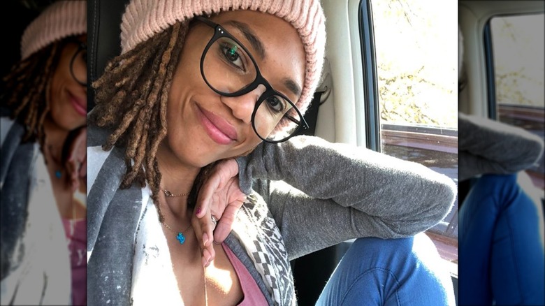 Leola Foreman souriant dans une voiture