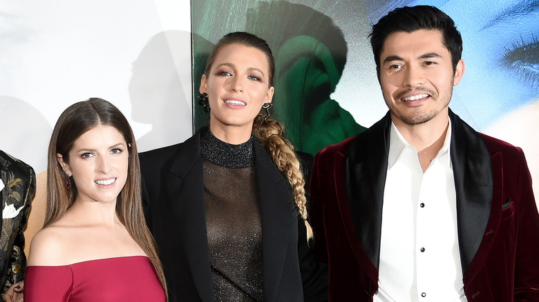 Blake Lively debout entre Henry Golding et Anna Kendrick