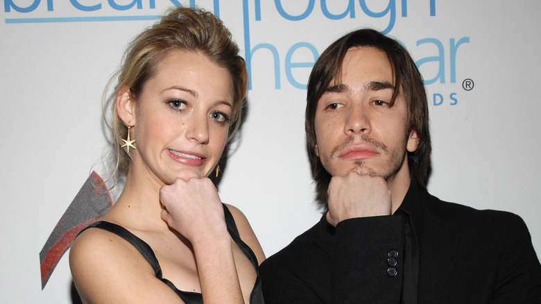 Blake Lively, Justin Long avec le menton sur les mains