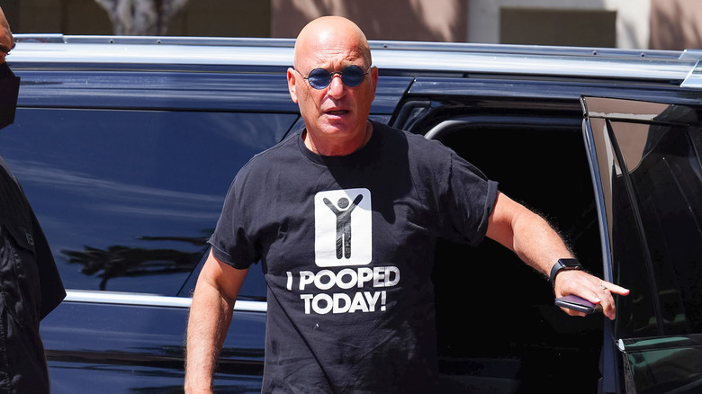 Howie Mandel quittant la camionnette