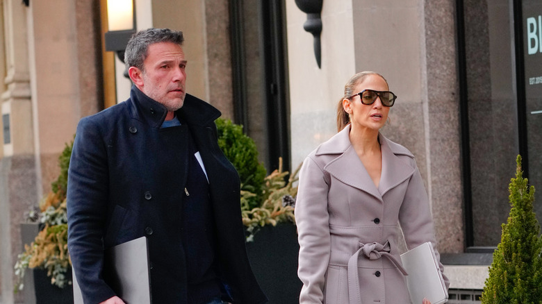 Ben Affleck et Jennifer Lopez marchant