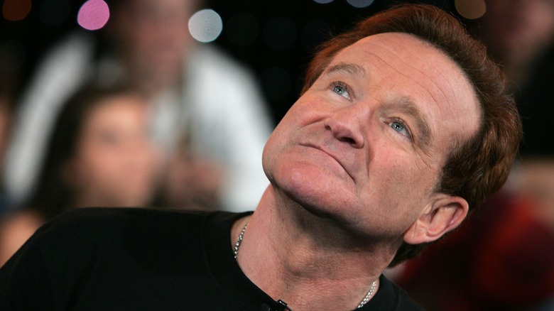 Robin Williams levant les yeux