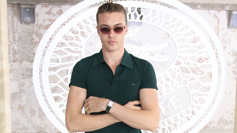 Lucky Blue Smith portant un haut vert