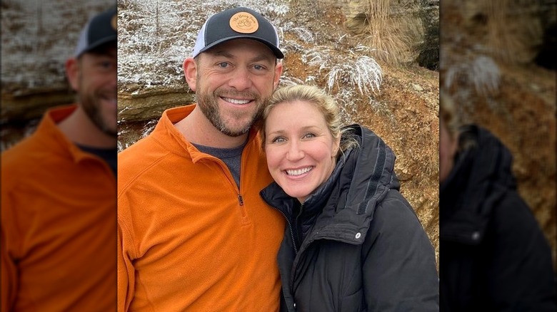 Dave et Jenny Marrs souriant en plein air