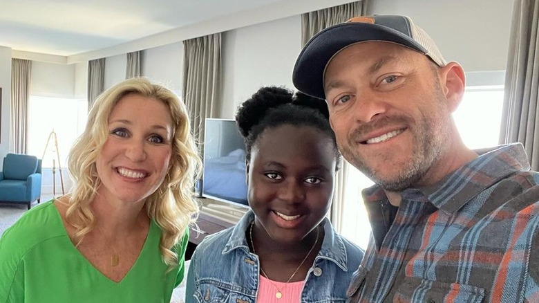 Jenny, Sylvie et Dave Marrs souriant en selfie