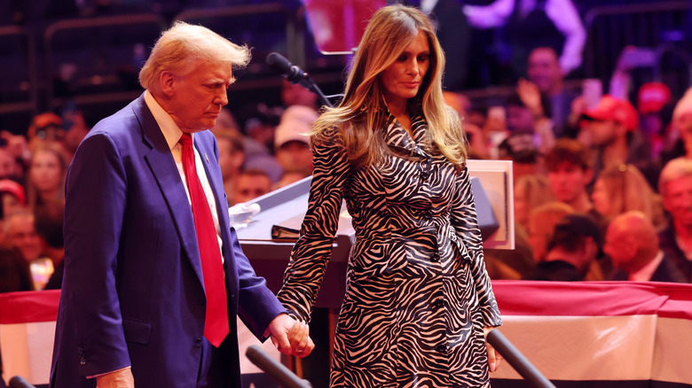 Donald et Melania Trump se tiennent la main