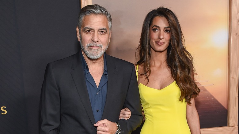 George et Amal Clooney posant