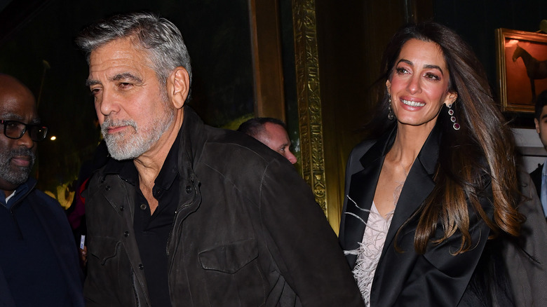 George et Amal Clooney marchant