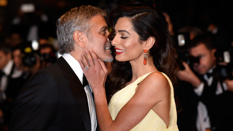 George Clooney embrassant Amal Clooney