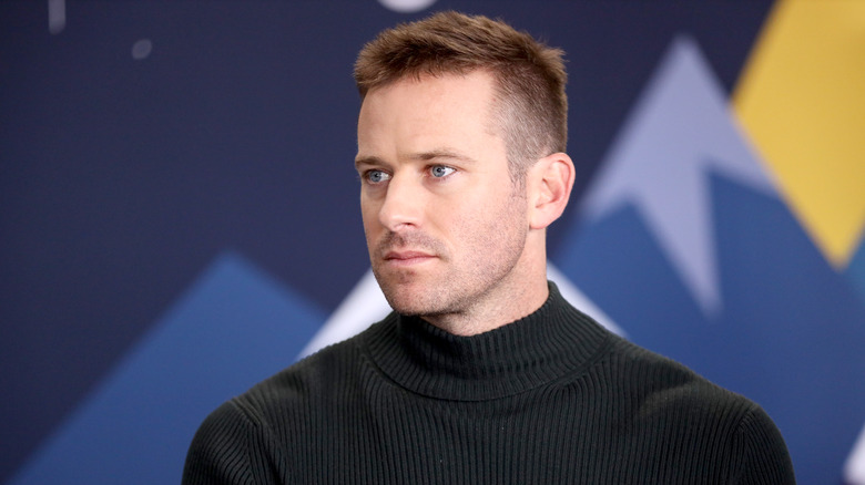 Armie Hammer porte un col roulé noir