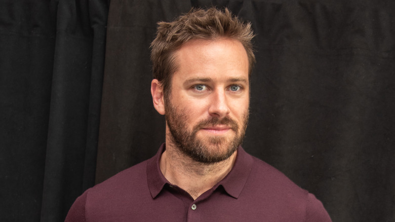 Armie Hammer portant une chemise à col marron