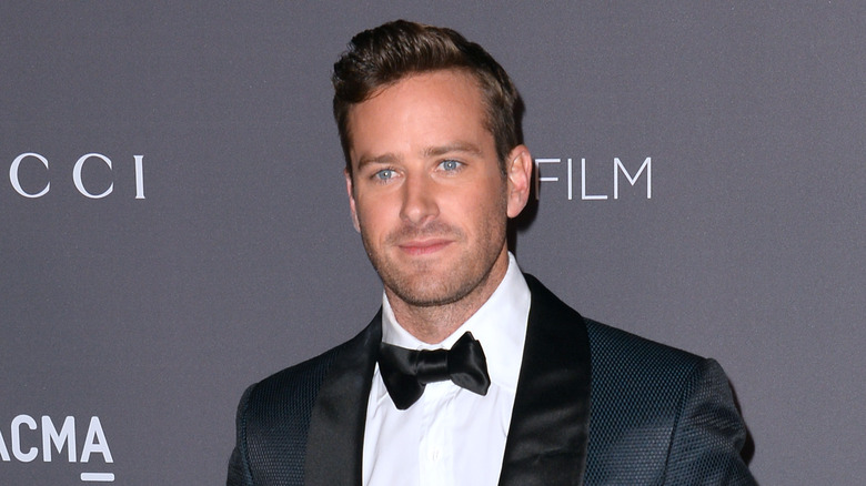 Armie Hammer portant un smoking bleu foncé avec un nœud papillon noir