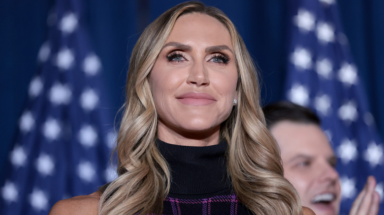 Lara Trump maquille les lèvres roses 