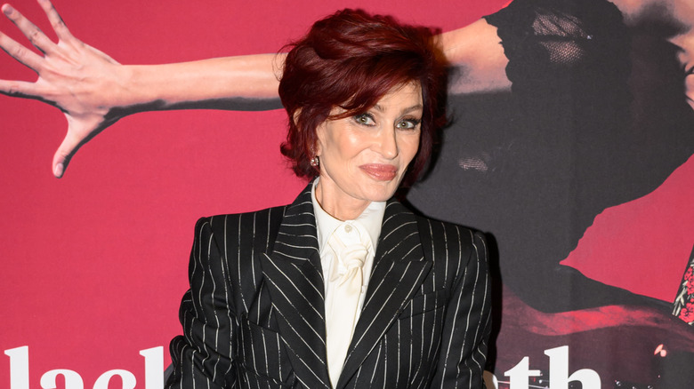 Sharon Osbourne porte un costume noir