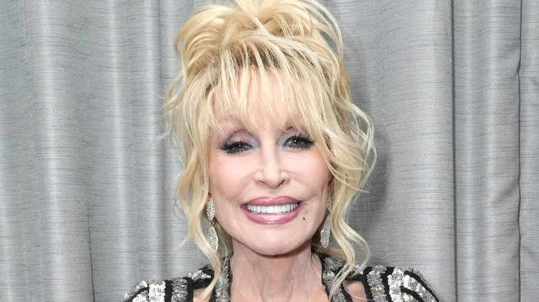 Dolly Parton souriante