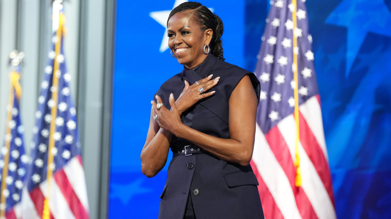 Michelle Obama souriante sur scène