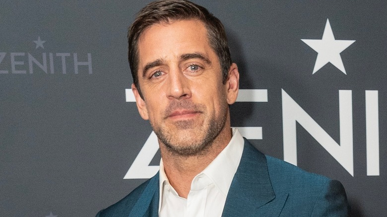 Aaron Rodgers sur un tapis rouge