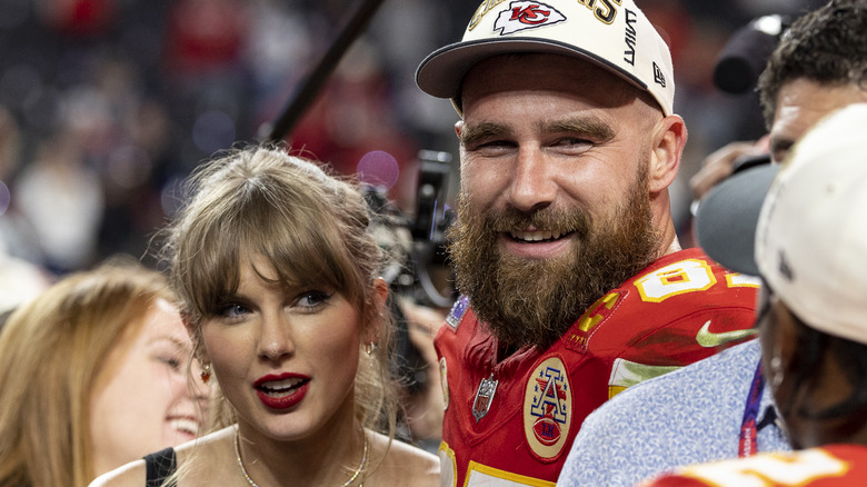 Taylor Swift et Travis Kelce souriants