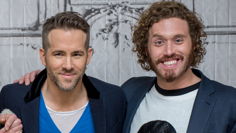 Ryan Reynolds, T.J. Miller souriants