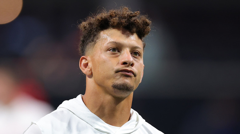 Patrick Mahomes regarde