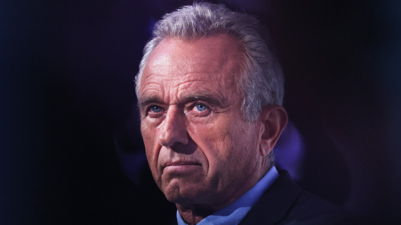 Robert F. Kennedy Jr. sur fond sombre