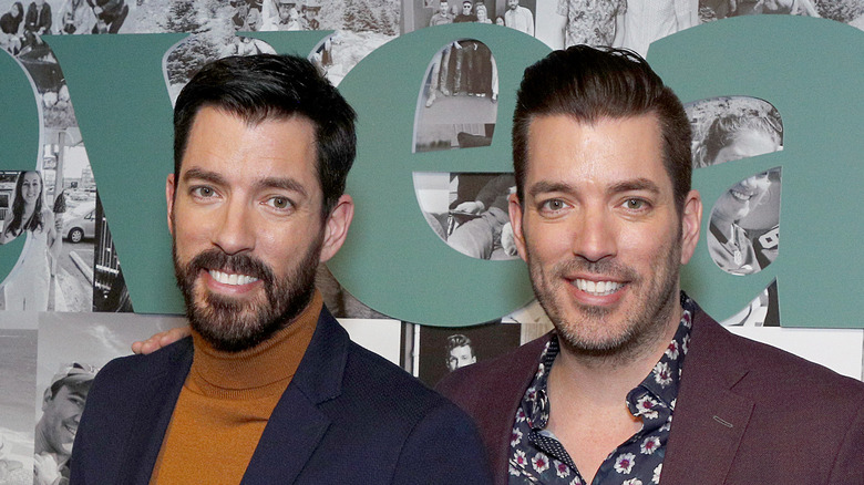 Drew et Jonathan Scott posent en costume