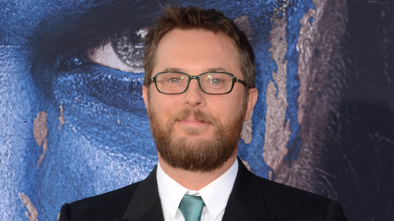 Duncan Jones porte une cravate verte