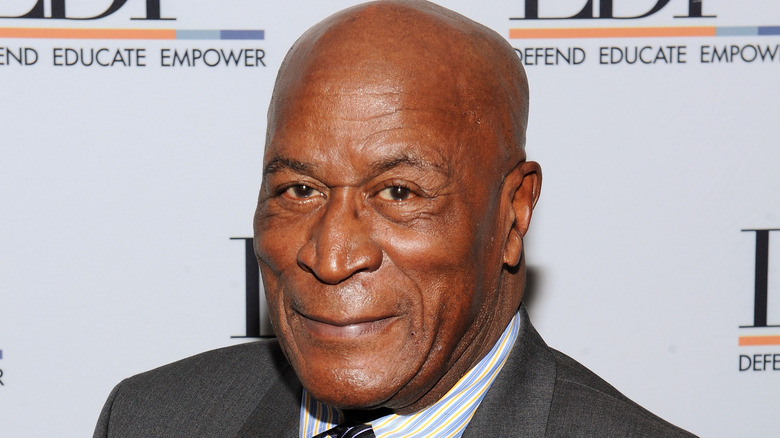 John Amos souriant