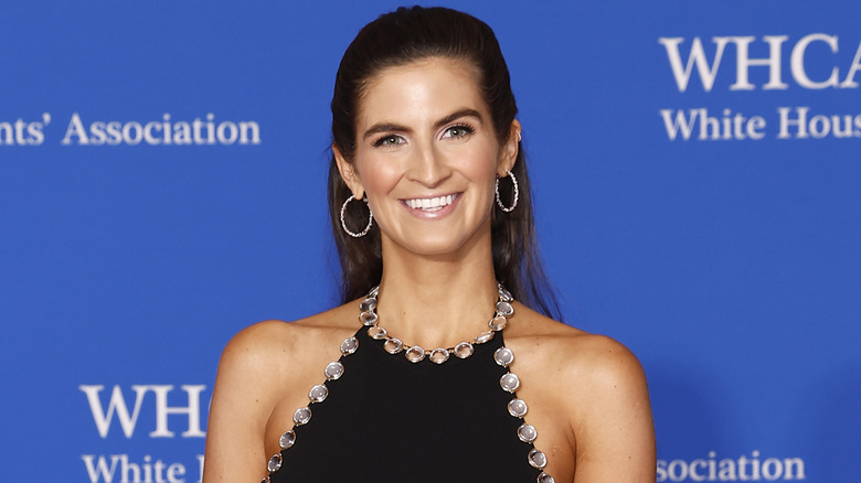 Kaitlan Collins porte une robe noire