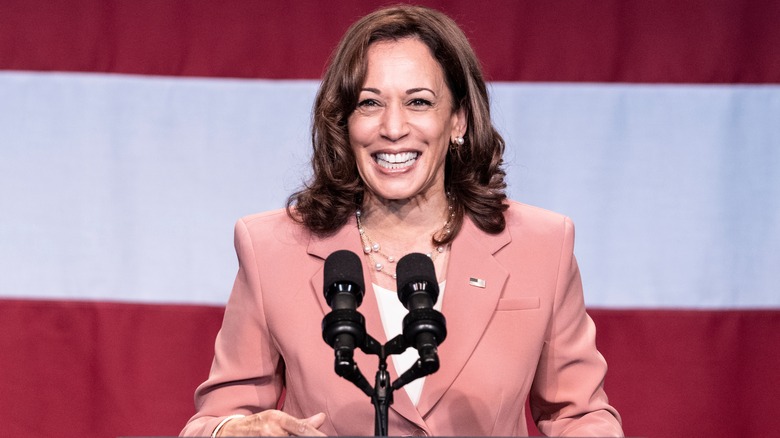 Kamala Harris prononçant un discours