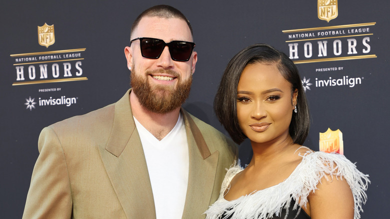 Travis Kelce et Kayla Nicole posant