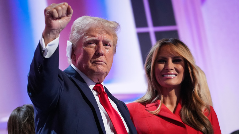 Donald Trump et Melania Trump debout