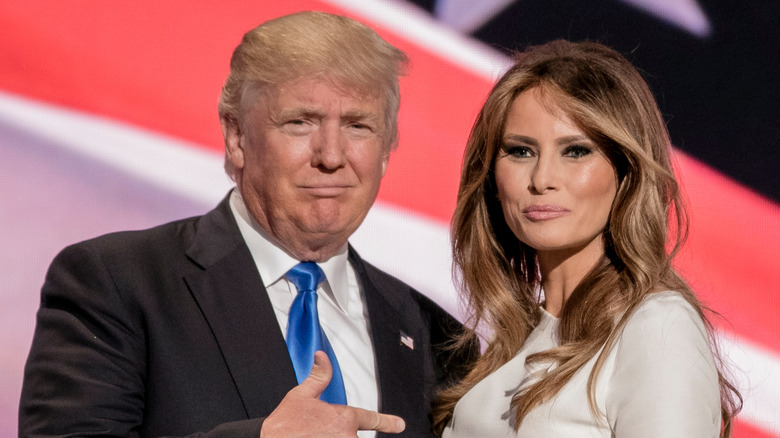 Donald Trump montre Melania Trump du doigt