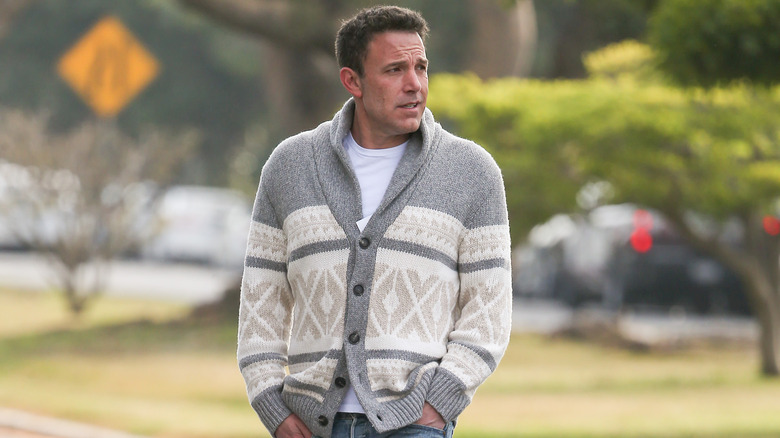 Ben Affleck portant un cardigan marchant dans la rue