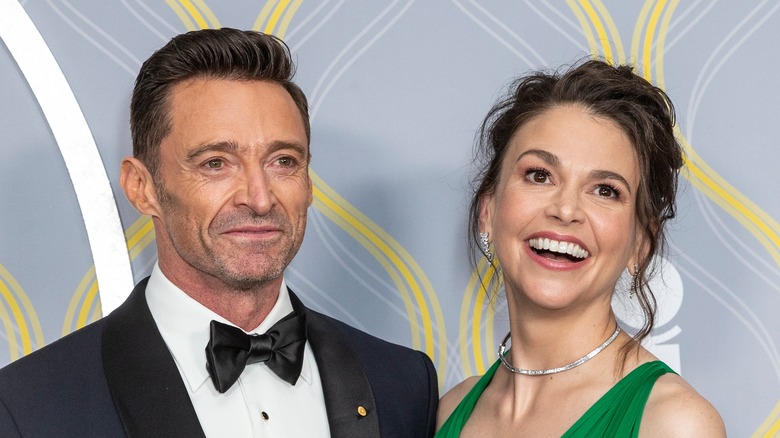 Hugh Jackman Sutton Foster souriant