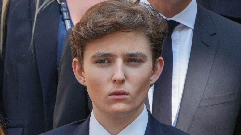 Barron Trump regarde