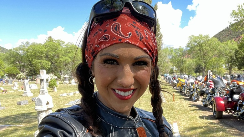 Lauren Boebert portant un bandana rouge